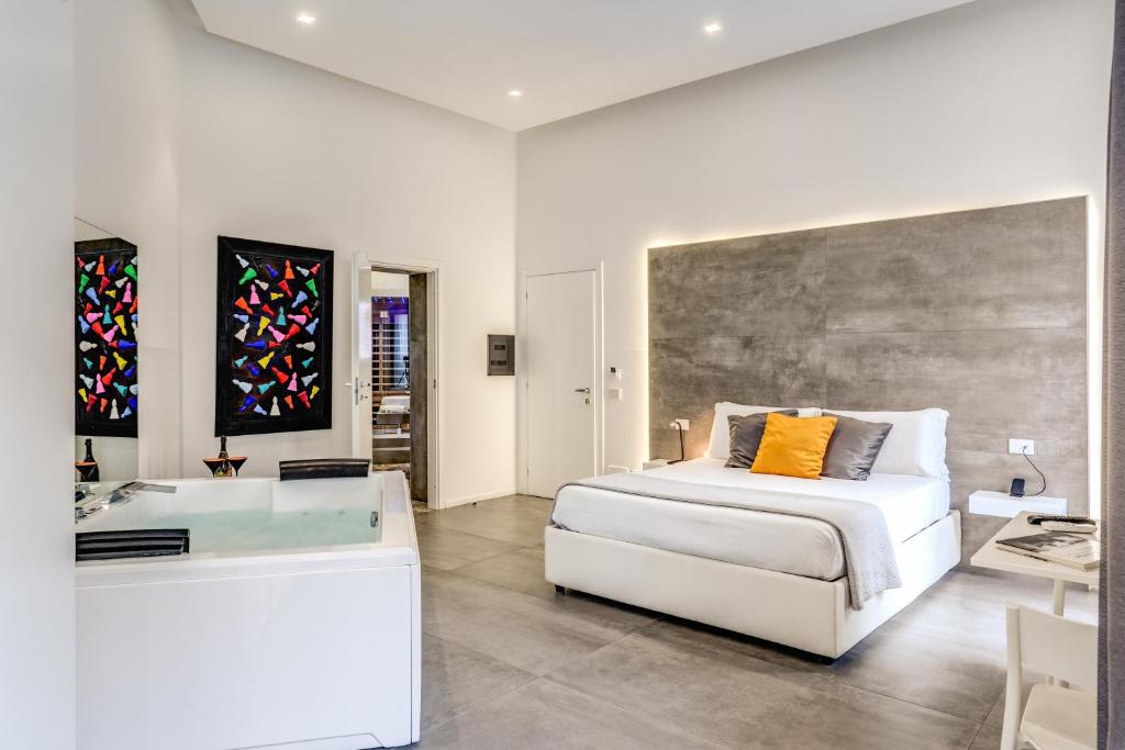 Queen Suite · Hot Tub & Sauna