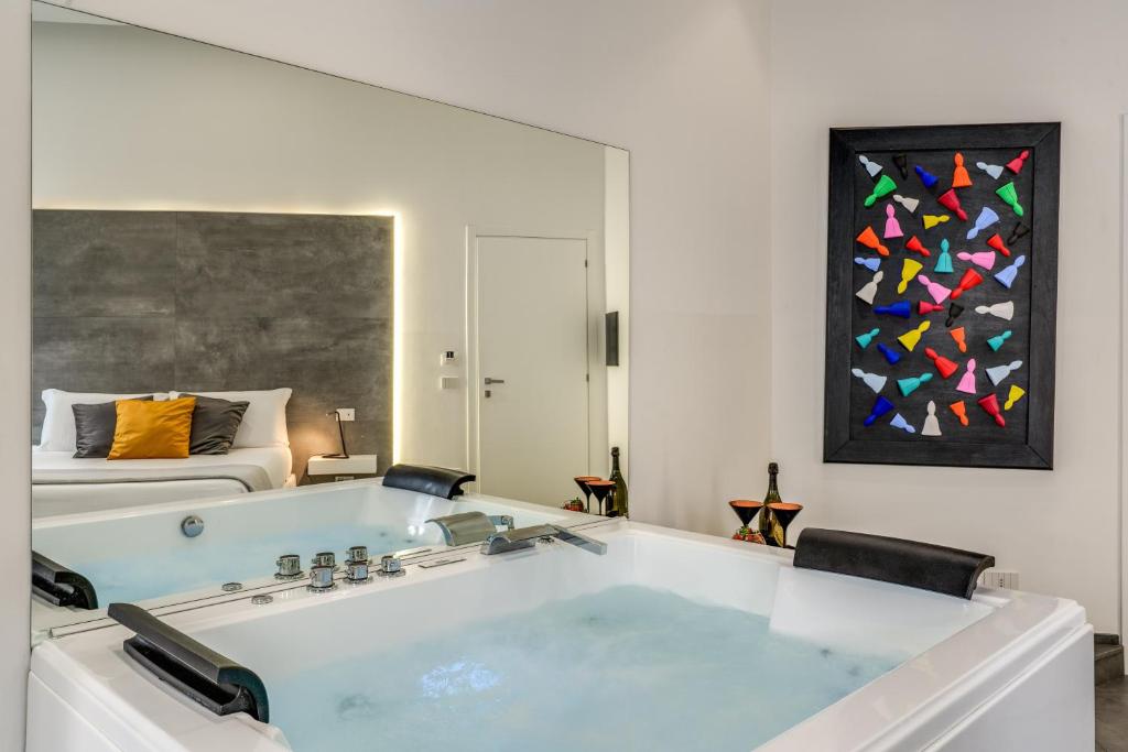 Queen Suite · Hot Tub & Sauna 4