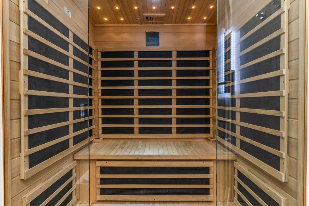 Queen Suite · Hot Tub & Sauna 12