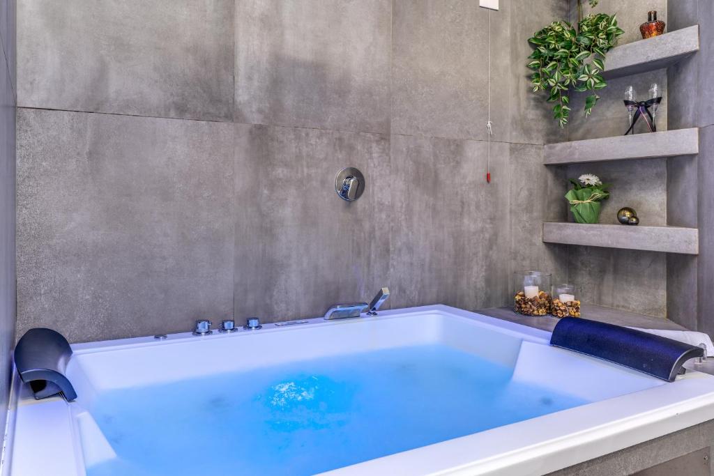 Queen Suite · Hot Tub & Sauna 10