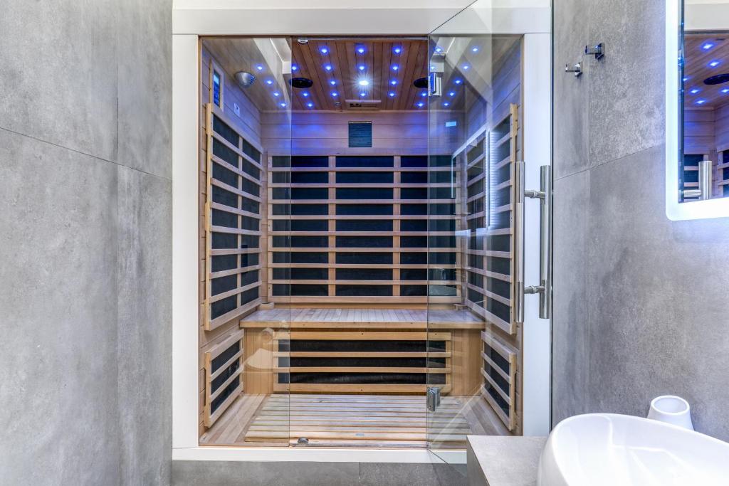 Queen Suite · Hot Tub & Sauna 13