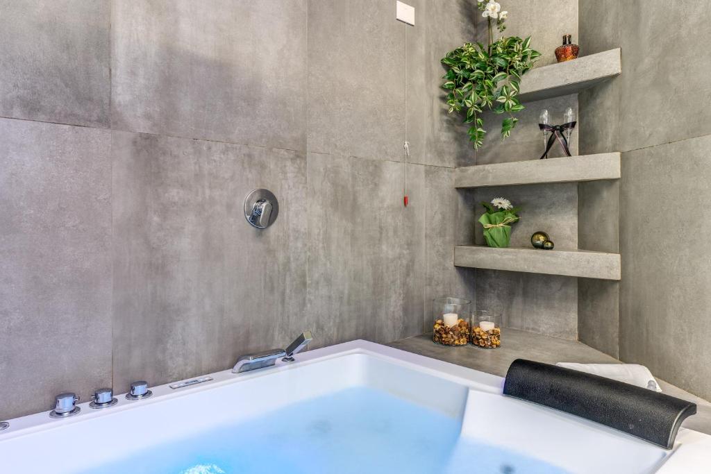Queen Suite · Hot Tub & Sauna 11