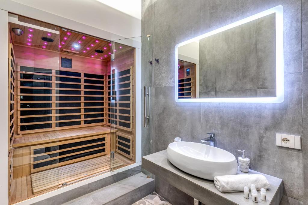 Queen Suite · Hot Tub & Sauna 14